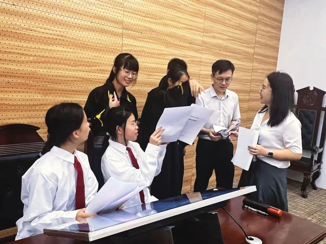律所动态｜国晖（惠州）律师受邀指导惠州市一中法治研学模拟法庭活动